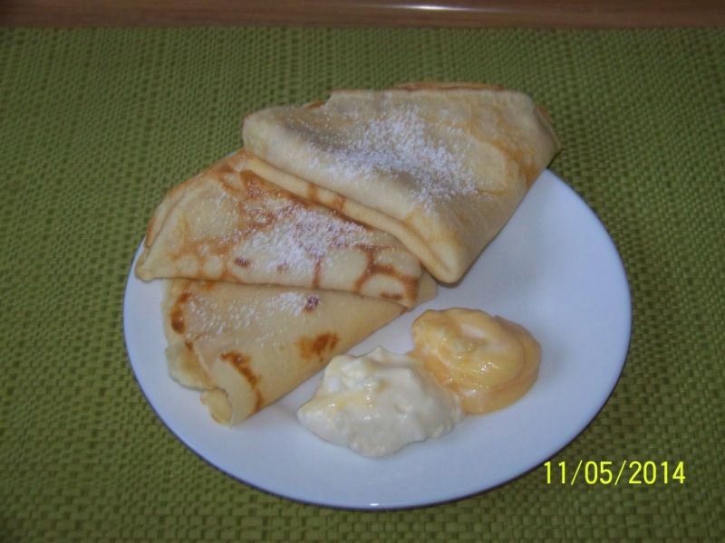 Cieniutkie naleśniki z kwaskowatym kremem Cieniutkie naleśniki z kwaskowatym kremem