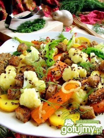 Ciepła sałatka warzywna z grzankami  Ciepła sałatka warzywna z grzankami