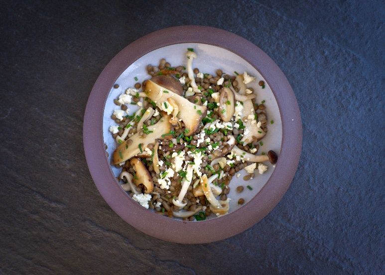 Ciepła sałatka z grzybami, soczewicą i fetą