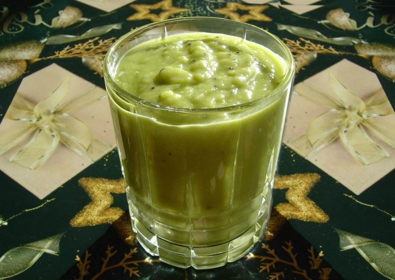 Cierpki, kremowy mus z awokado, kiwi i miodem