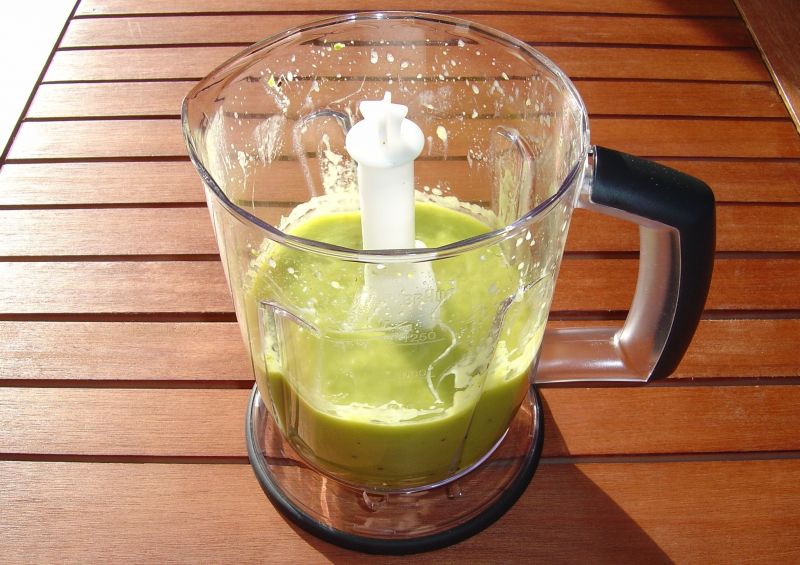 Cierpki, kremowy mus z awokado, kiwi i miodem