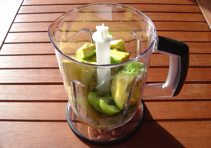 Cierpki, kremowy mus z awokado, kiwi i miodem