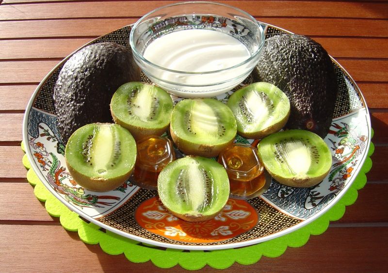 Cierpki, kremowy mus z awokado, kiwi i miodem