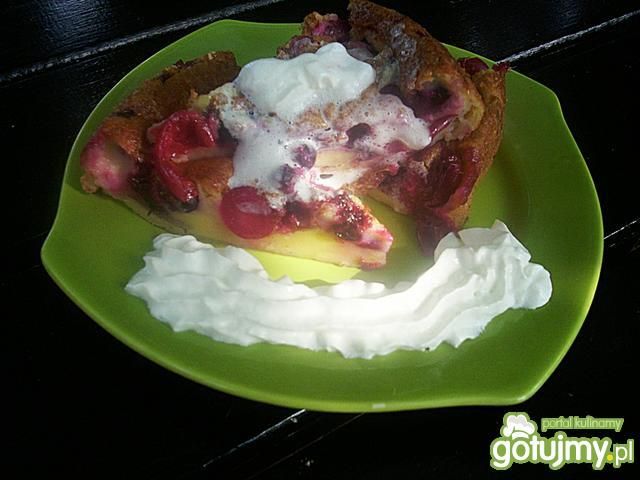 Clafouti paryski deser z bitą śmietanką