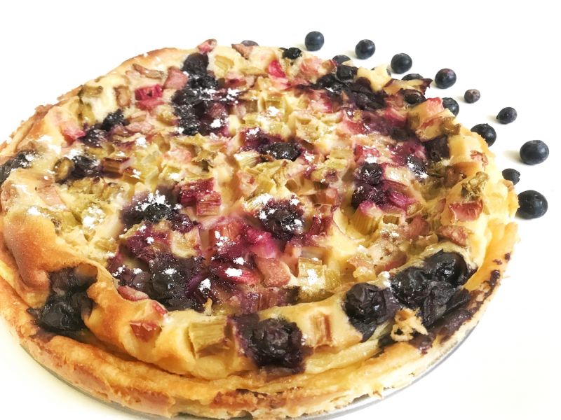 Clafoutis z rabarbarem i borówkami Clafoutis z rabarbarem i borówkami
