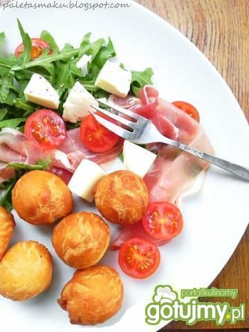 Coccoli z sałatką - włoskie inspiracje