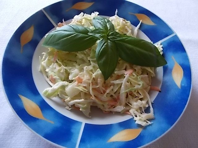 Colesław z bazylią i cytryną