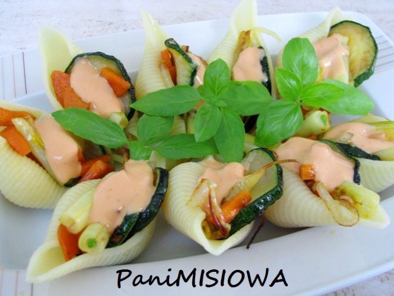 Conchiglioni nadziewane sałatką z patelni  Conchiglioni nadziewane sałatką z patelni