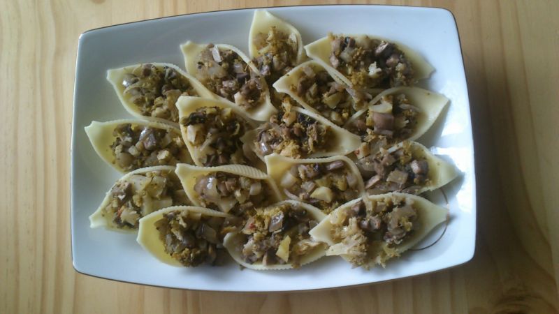 Conchiglioni z nadzieniem brokułowo - pieczarkowym Conchiglioni z nadzieniem brokułowo - pieczarkowym