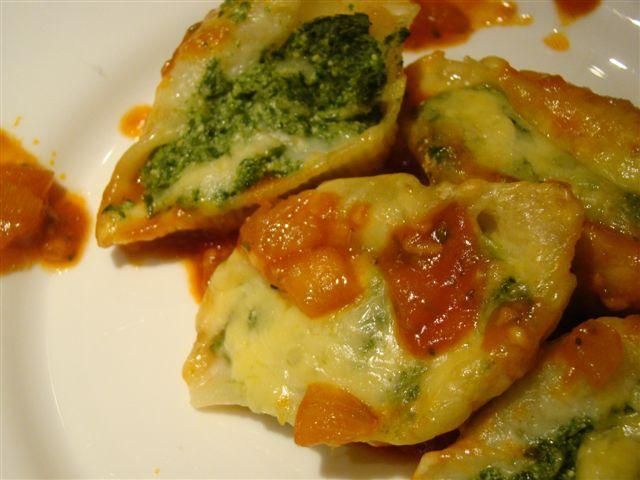 Conchiglioni ze szpinakiem i pomodorami Conchiglioni ze szpinakiem i pomodorami