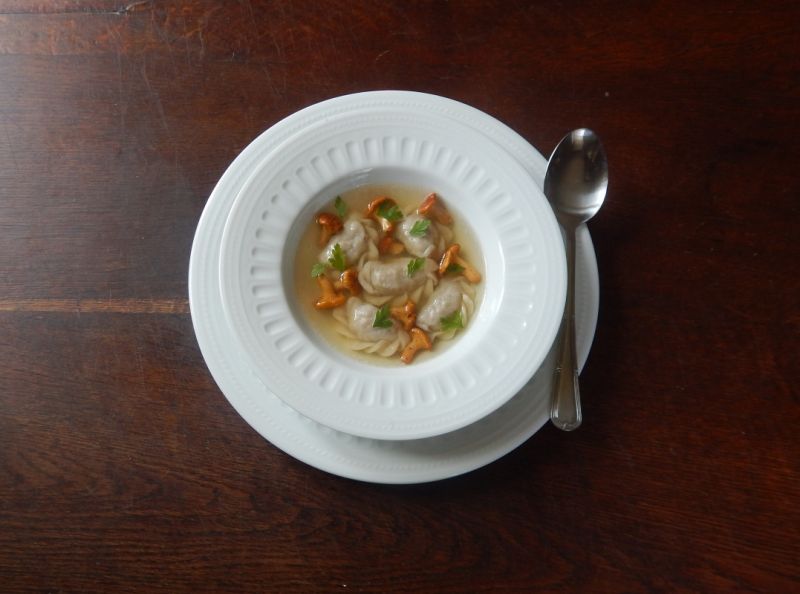 Consomme z bażanta z kurkami Consomme z bażanta z kurkami