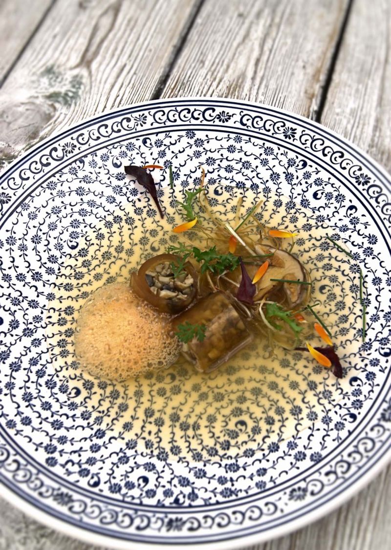 Consomme z zielonek, krokiety miso z borowikami