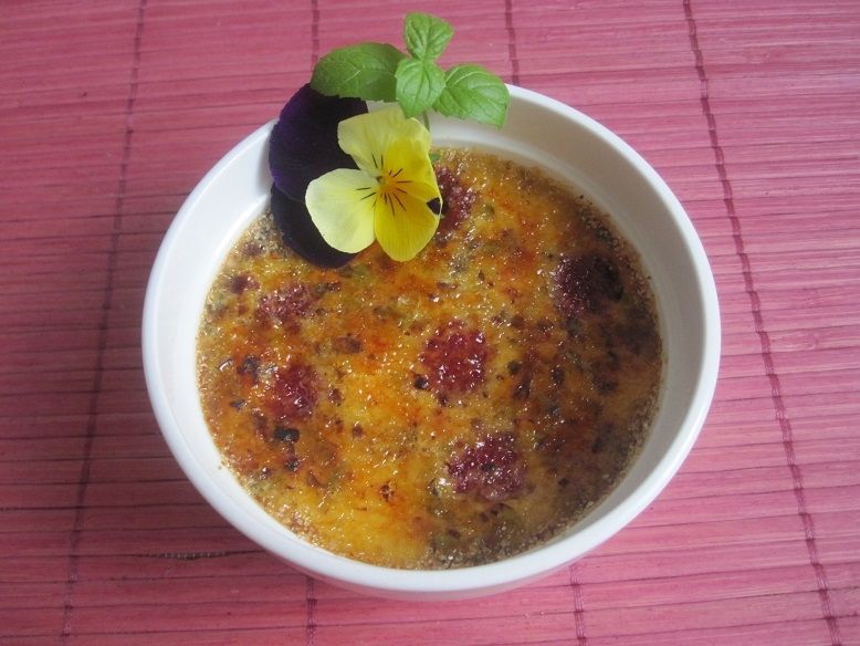 Creme Brulee z malinami i pistacjami Creme Brulee z malinami i pistacjami