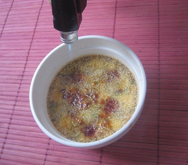 Creme Brulee z malinami i pistacjami