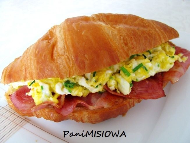 Croissant śniadaniowy jajko bekon Croissant śniadaniowy jajko bekon