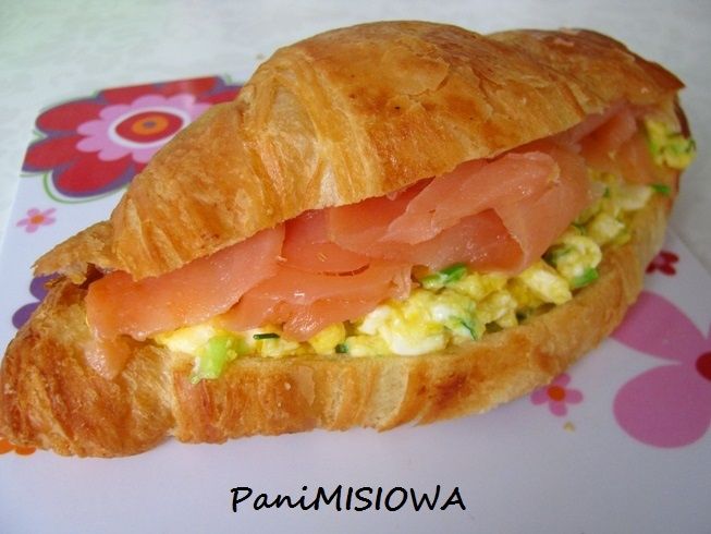 Croissant śniadaniowy z wędzonym łososiem Croissant śniadaniowy z wędzonym łososiem