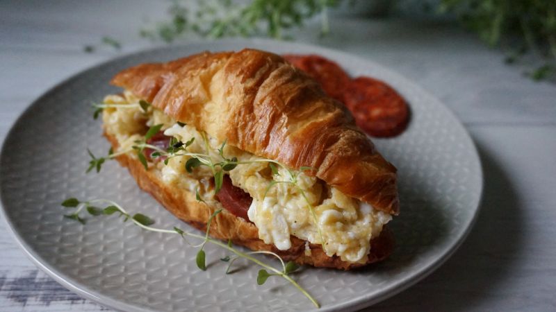 Croissant z jajecznicą i chorizo Croissant z jajecznicą i chorizo