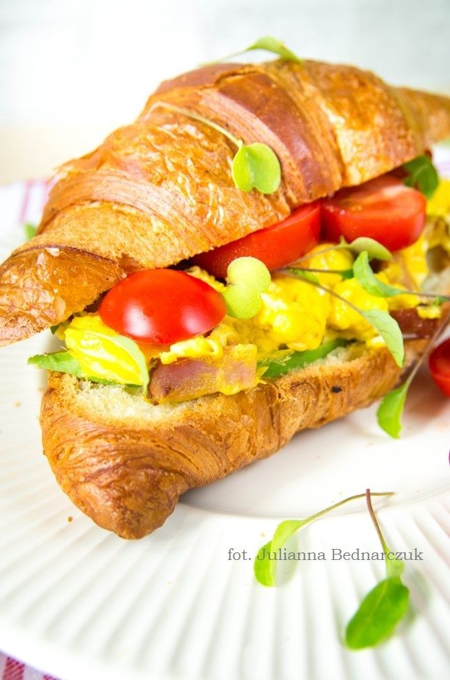 Croissant z jajecznicą i pomidorami Croissant z jajecznicą i pomidorami