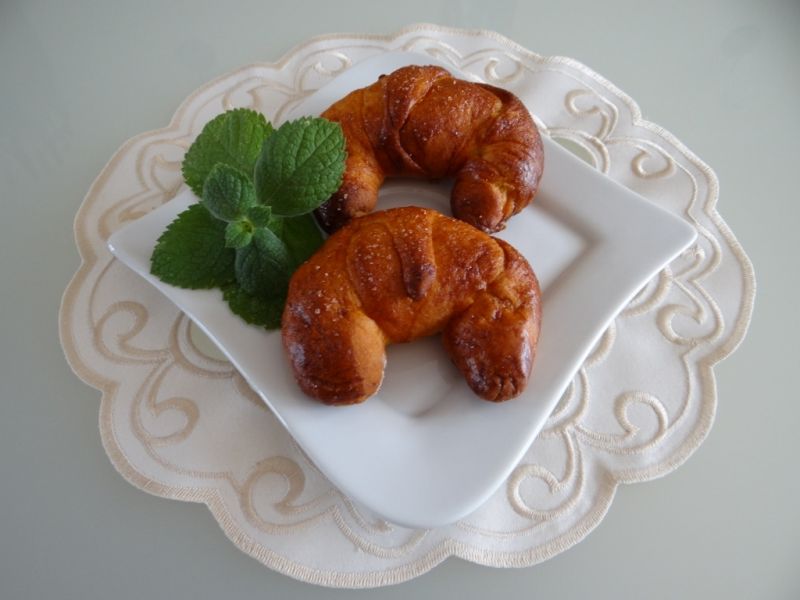 Croissanty z nadzieniem waniliowym Croissanty z nadzieniem waniliowym