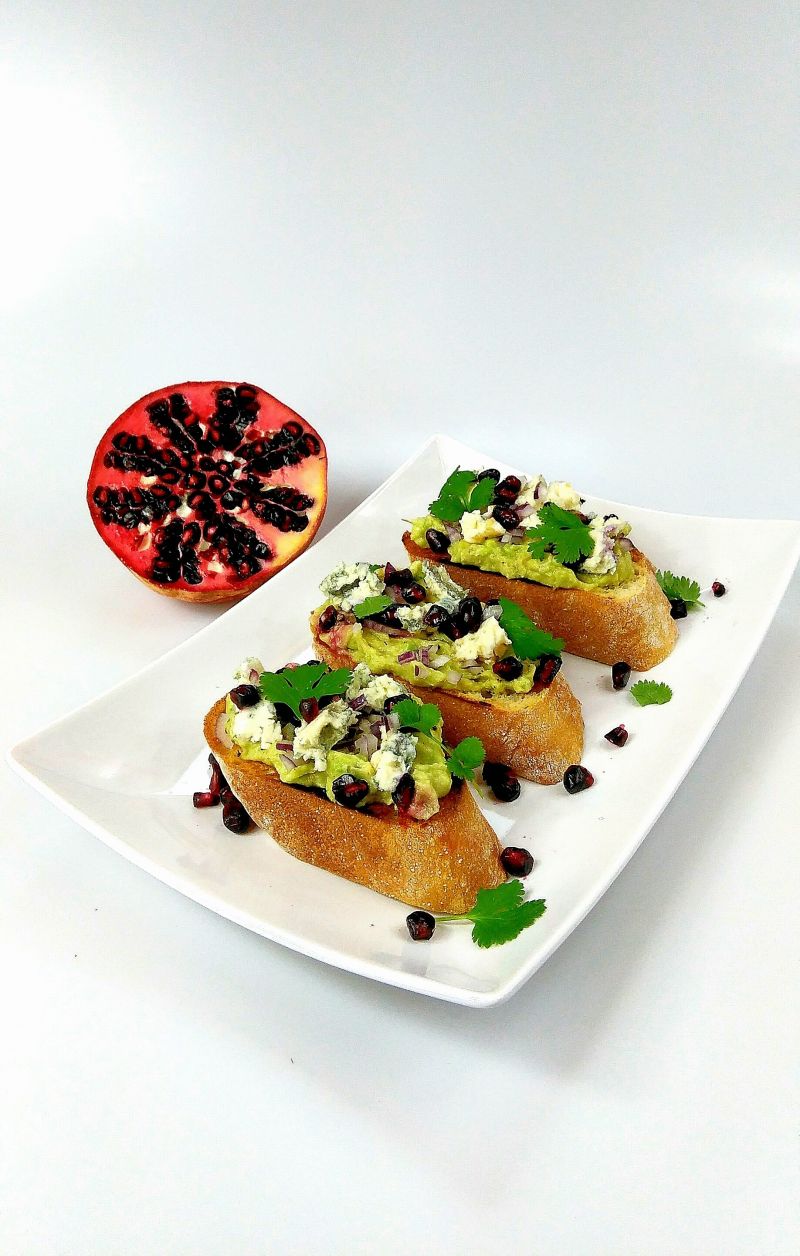 Crostini z granatem, awokado i gorgonzolą
