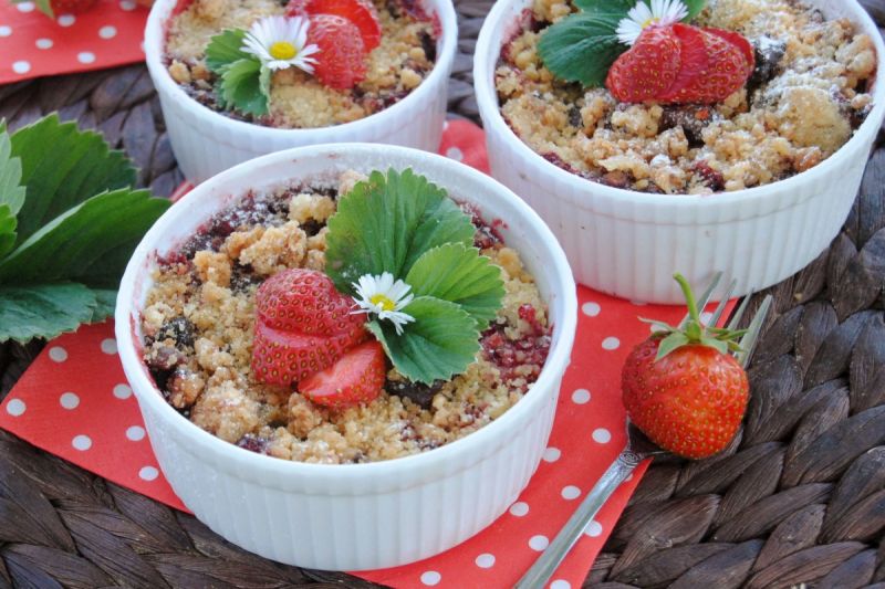 Crumble czekoladowo-truskawkowe