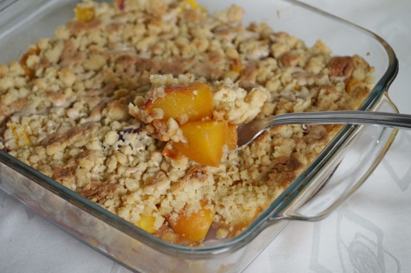 Crumble orkiszowe z nektarynkami i chałwą Crumble orkiszowe z nektarynkami i chałwą