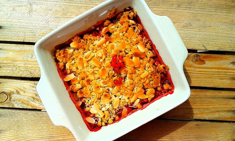 Crumble owsiano-migdałowe z czerwonymi owocami Crumble owsiano-migdałowe z czerwonymi owocami