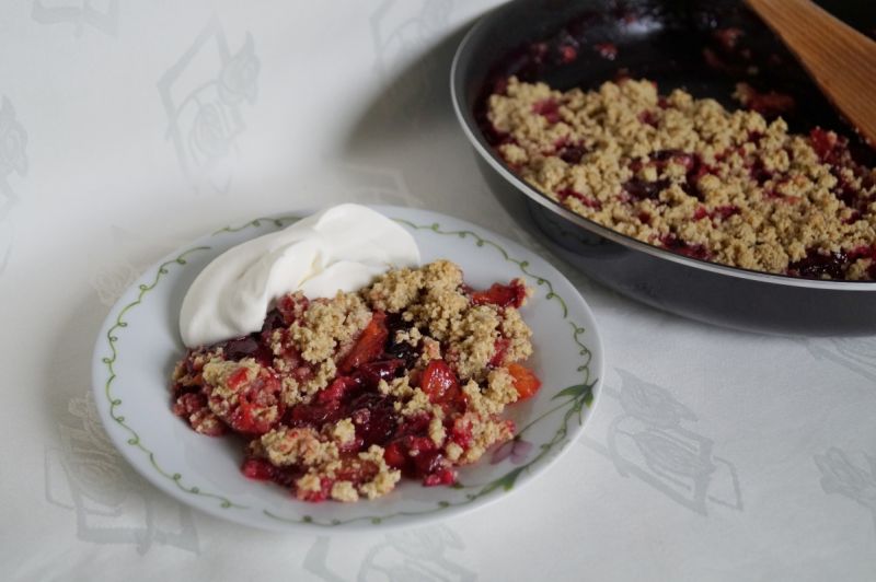 Crumble owsiano-słonecznikowe ze śliwkami