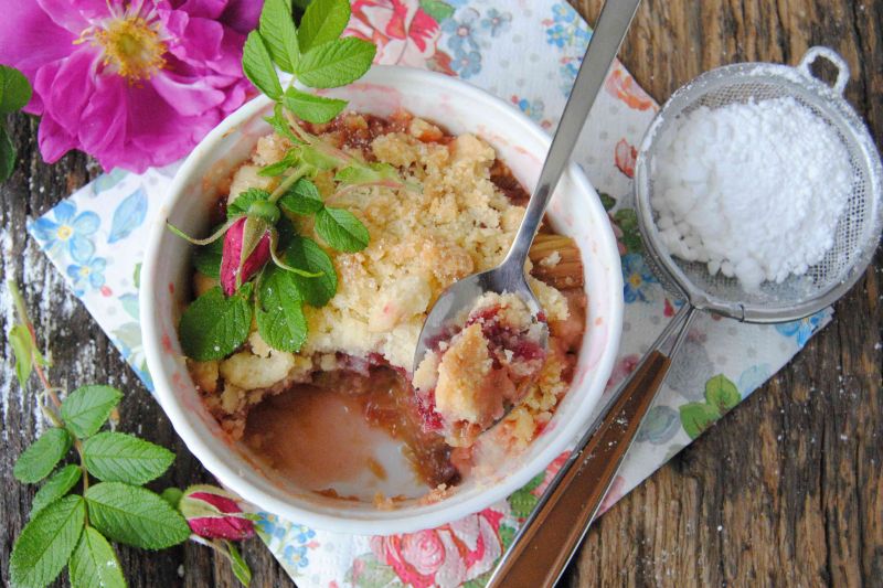 Crumble różano- rabarbarowe Crumble różano- rabarbarowe