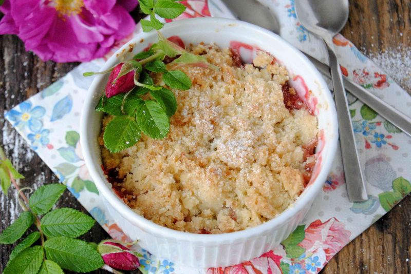 Crumble różano- rabarbarowe Crumble różano- rabarbarowe
