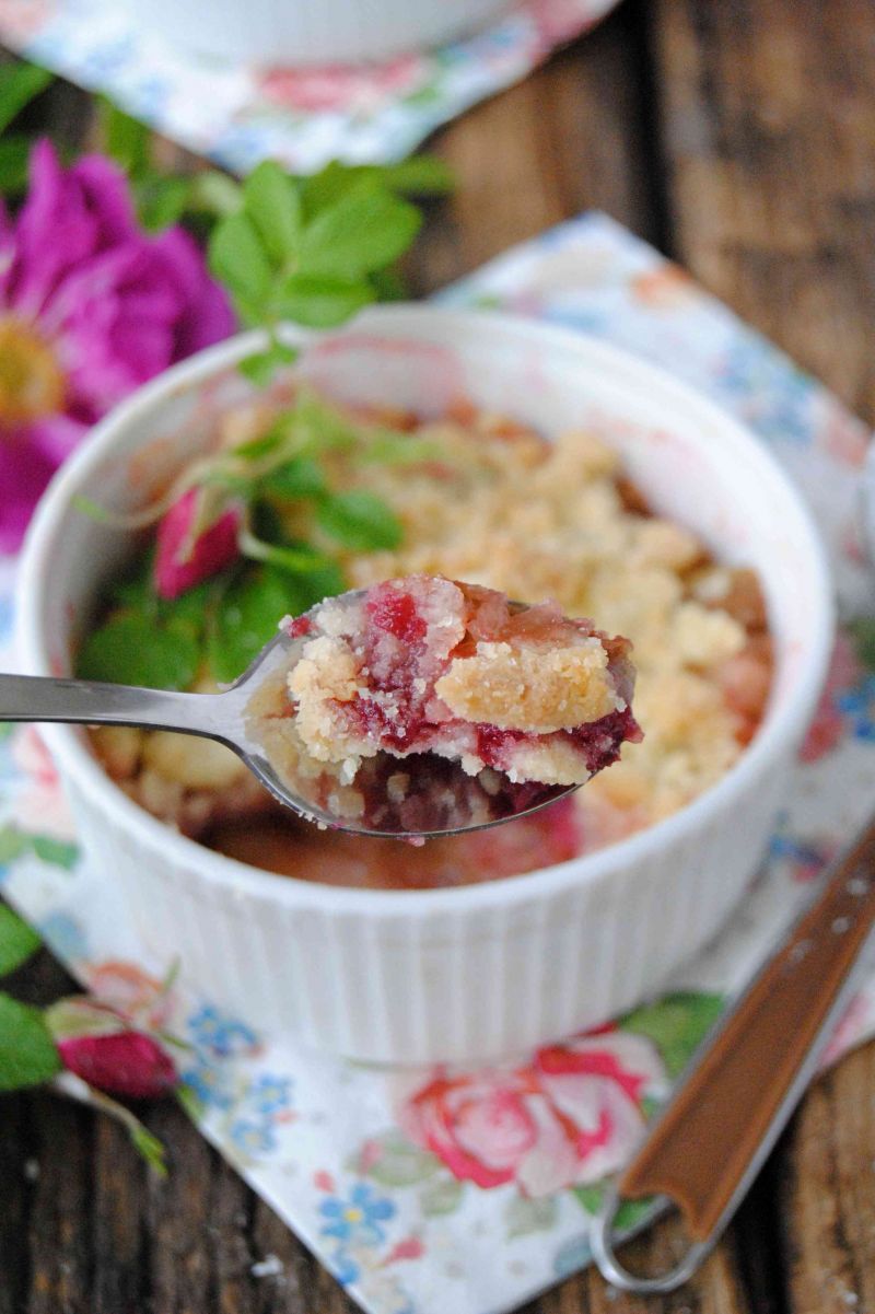 Crumble różano- rabarbarowe Crumble różano- rabarbarowe