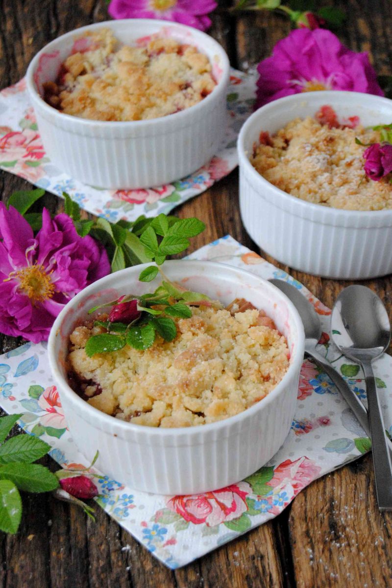 Crumble różano- rabarbarowe Crumble różano- rabarbarowe