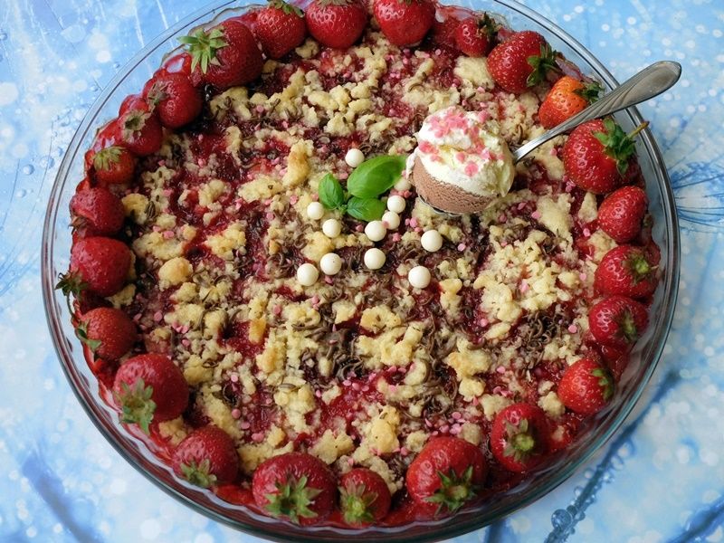 Crumble truskawkowe z czekoladą, kokosem i lodami Crumble truskawkowe z czekoladą, kokosem i lodami