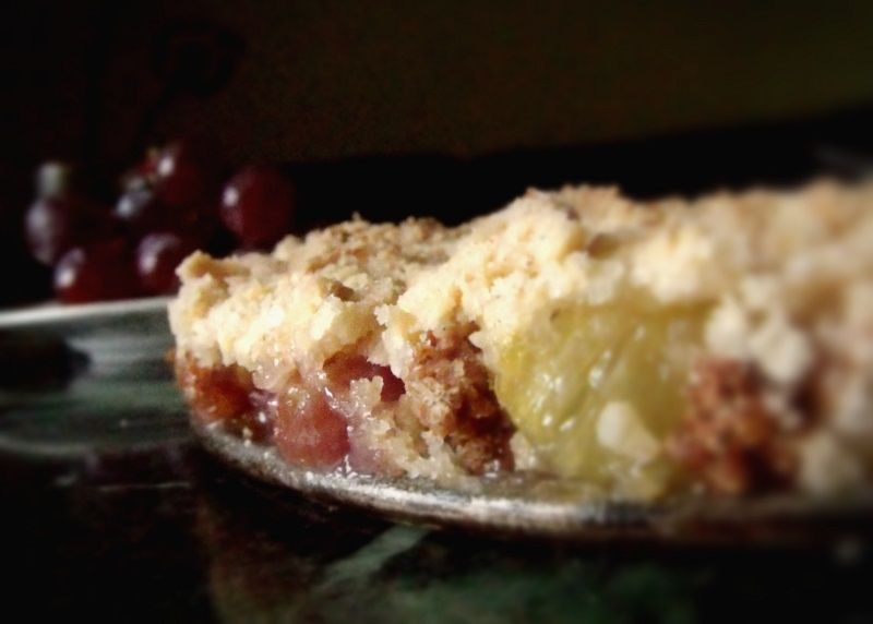 Crumble z ananasem i winogronami Crumble z ananasem i winogronami