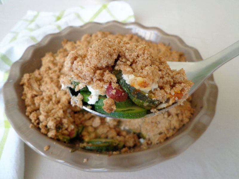 Crumble z cukinią, boczkiem i serem feta