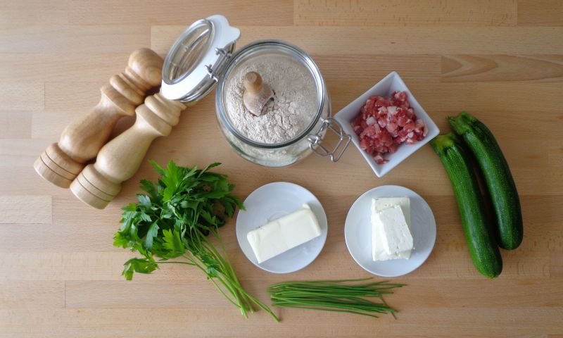 Crumble z cukinią, boczkiem i serem feta