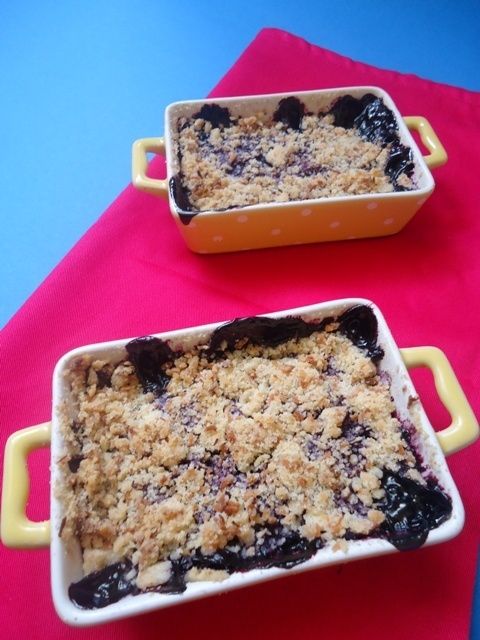 Crumble z jagodami i kokosową kruszonką