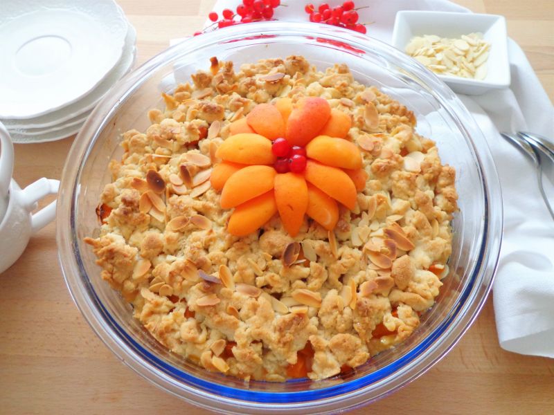 Crumble z morelami, płatkami owsianymi i migdałami