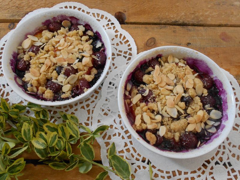 Crumble z owocami i płatkami migdałowymi