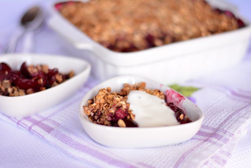 Crumble z owocami pod kołderką z płatków owsianych