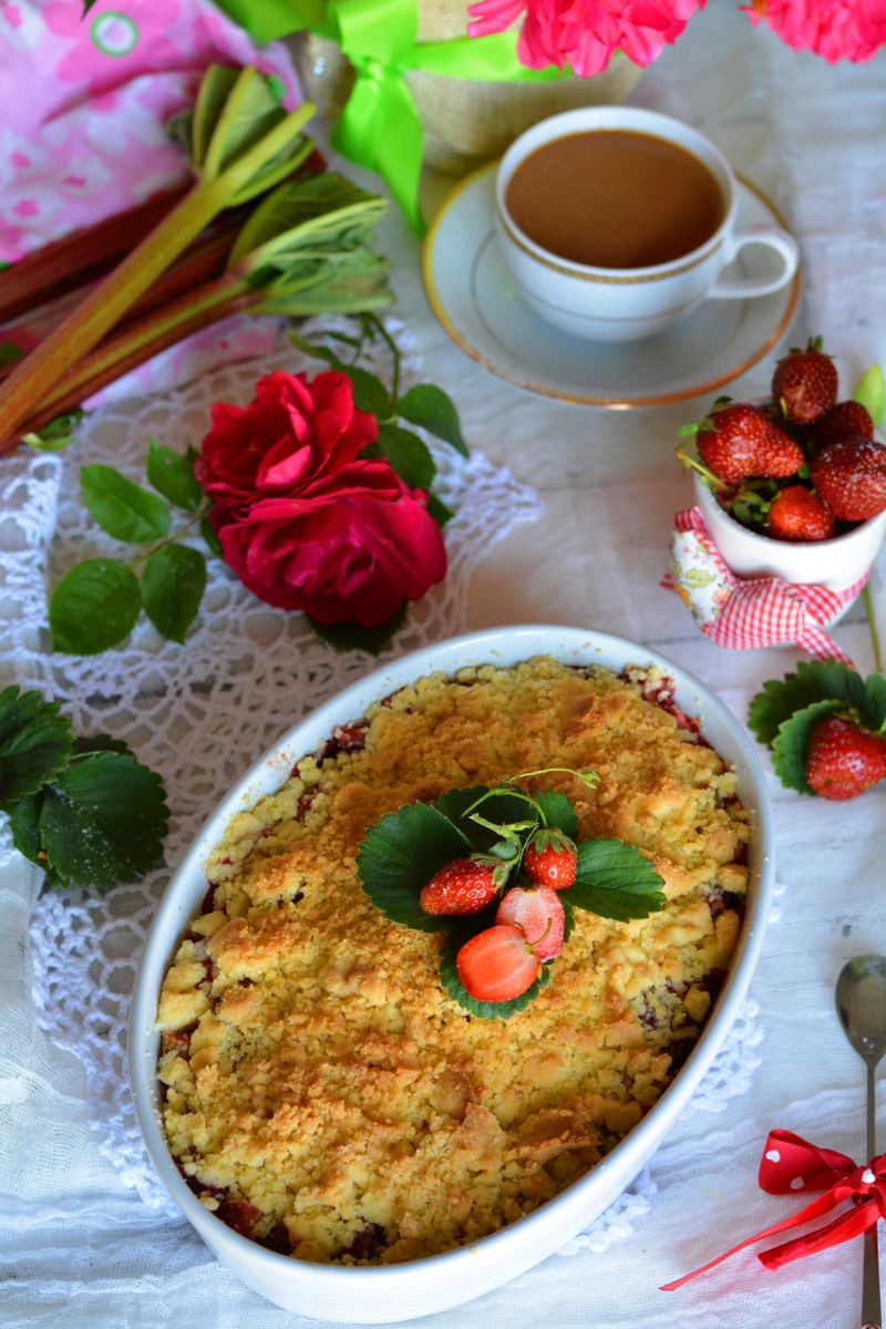 Crumble z rabarbarem i truskawkami Crumble z rabarbarem i truskawkami