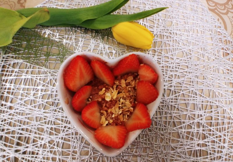 Crumble z rabarbarem i truskawkami w wersji fit