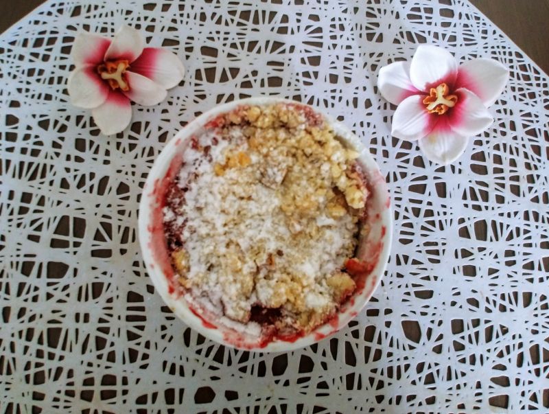 Crumble z rabarbarem pod kruszonką z orzechami Crumble z rabarbarem pod kruszonką z orzechami