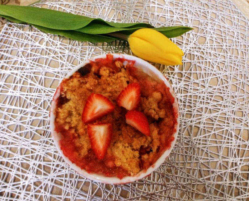 Crumble z rabarbarem, truskawkami i jabłkiem Crumble z rabarbarem, truskawkami i jabłkiem