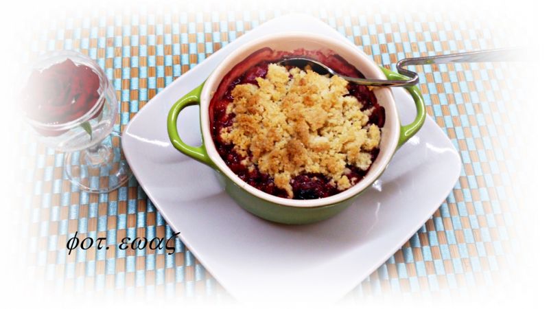 Crumble z truskawkami i borówkami