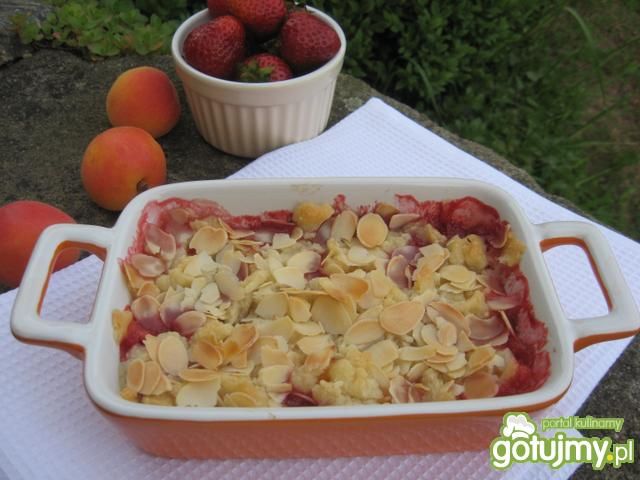 Crumble z truskawkami i morelami