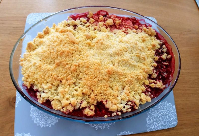 Crumble z truskawkami, wiśniami i borówkami Crumble z truskawkami, wiśniami i borówkami