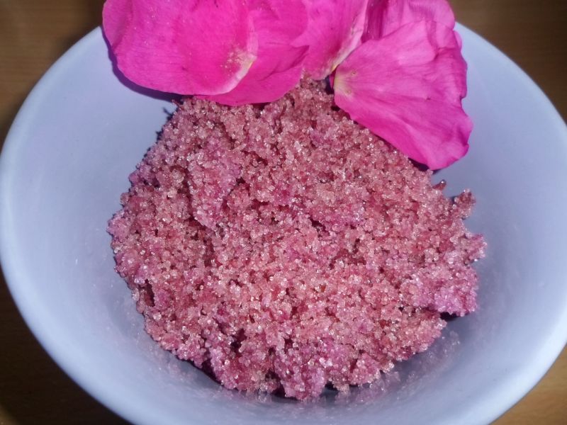 Cukier różany z płatków dzikiej rózy