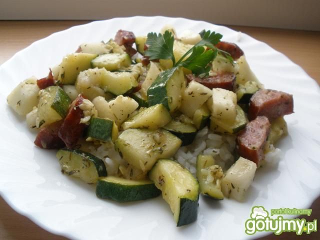 Cukinia duszona z kiełbasą i jabłkiem Cukinia duszona z kiełbasą i jabłkiem