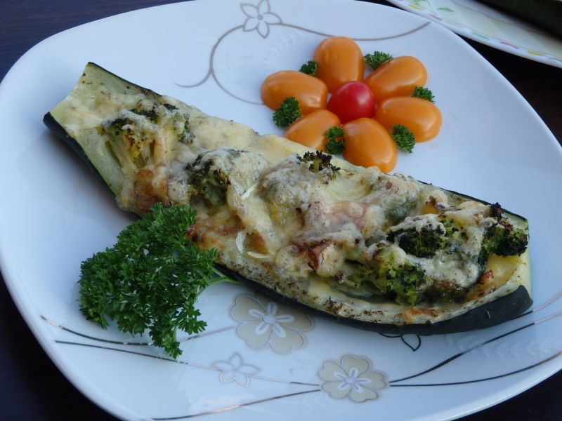 Cukinia faszerowana brokułem i serami Cukinia faszerowana brokułem i serami